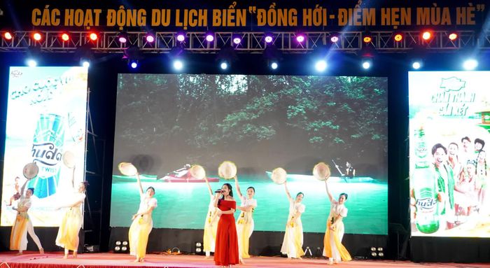 Những ca khúc, vũ điệu, âm nhạc sôi động ca ngợi quê hương, đất nước và con người Đồng Hới, Quảng Trị - Ảnh: H.Tr
