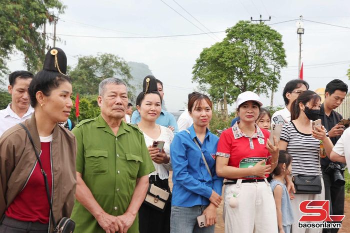 Đông đảo nhân dân tham gia cổ vũ các vận động viên.