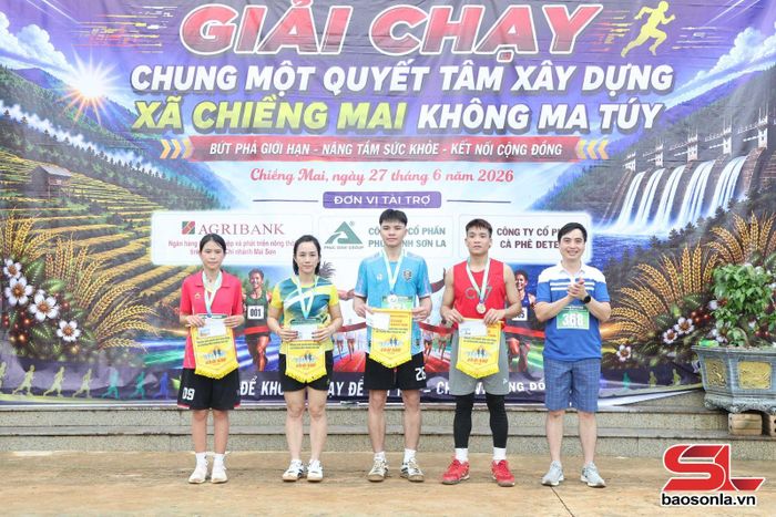 Ban tổ chức trao giải nhì cho các vận động viên.