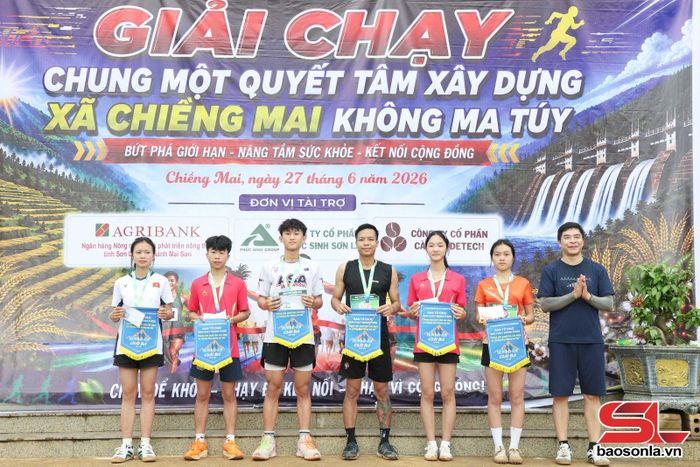 Ban tổ chức trao giải ba cho các vận động viên.