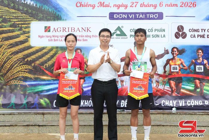 Ban tổ chức trao giải nhất cho vận động viên.