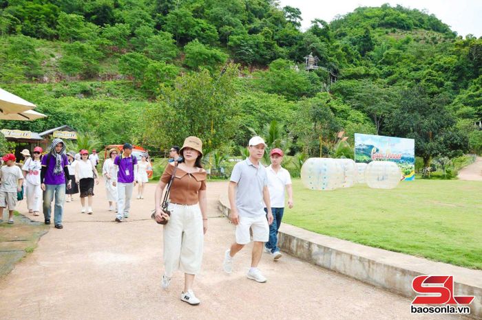 Du khách tham quan tại Khu du lịch Happy Land.