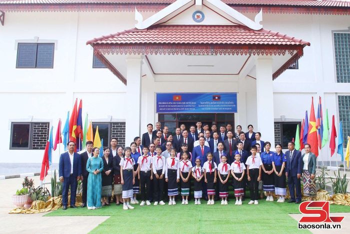 Đoàn đại biểu chụp ảnh lưu niệm với thiếu nhi tại Trung tâm văn hóa thiếu nhi tỉnh Bò Kẹo.