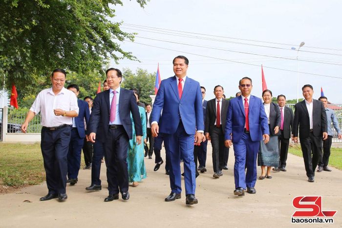 Các đại biểu đến thăm Trung tâm văn hóa thiếu nhi tỉnh Bò Kẹo.