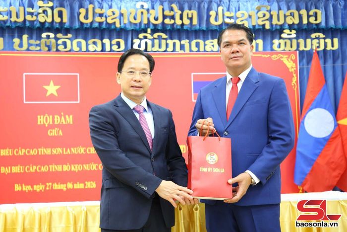 Lãnh đạo tỉnh Sơn La tặng quà cho lãnh đạo tỉnh Bò Kẹo.