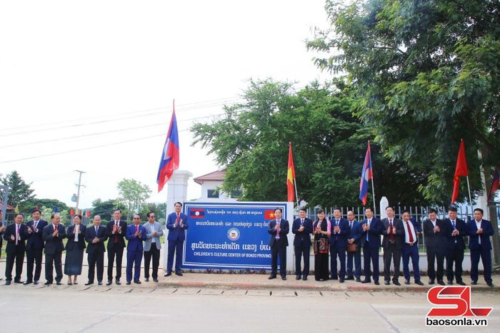 Các đại biểu thăm Trung tâm văn hóa thiếu nhi tỉnh Bò Kẹo.