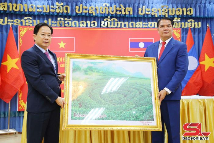 Lãnh đạo tỉnh Sơn La tặng bức tranh lưu niệm cho tỉnh bạn.