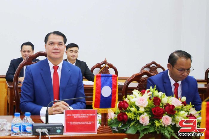 Lãnh đạo tỉnh Bò Kẹo dự hội đàm.