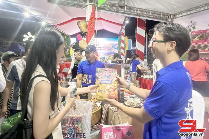 Khách hàng mua sắm tại Tuần lễ nông sản và thực phẩm an toàn Sơn La năm 2026 tại thành phố Hải Phòng.