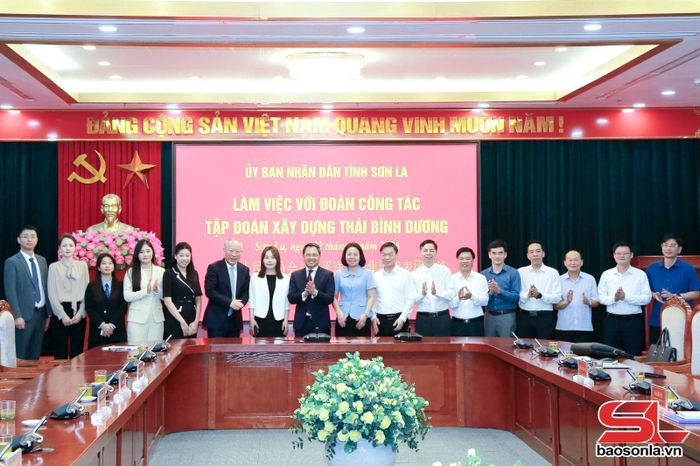 Lãnh đạo tỉnh Sơn La và Đoàn công tác Tập đoàn Xây dựng Thái Bình Dương chụp ảnh lưu niệm. Ảnh: PV
