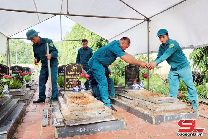 Các lực lượng tham gia khai quật hài cốt liệt sĩ tại Nghĩa trang liệt sĩ xã Mai Sơn.