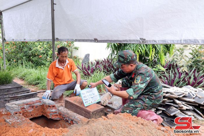 Lực lượng chức năng thực hiện số hóa thông tin quá trình lấy mẫu giám định, xác định danh tính hài cốt liệt sĩ.