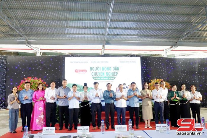 Các đại biểu chụp ảnh lưu niệm.