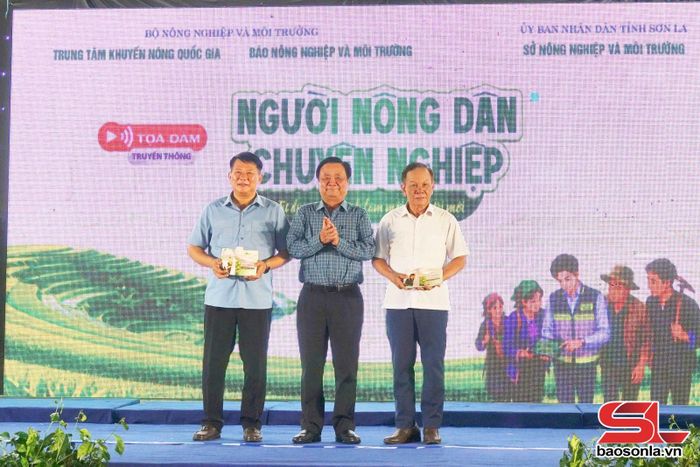 Đồng chí Lê Minh Hoan tặng cuốn sách "Người nông dân Sơn La chuyên nghiệp và miền đất dốc đáng sống" cho lãnh đạo tỉnh Sơn La.