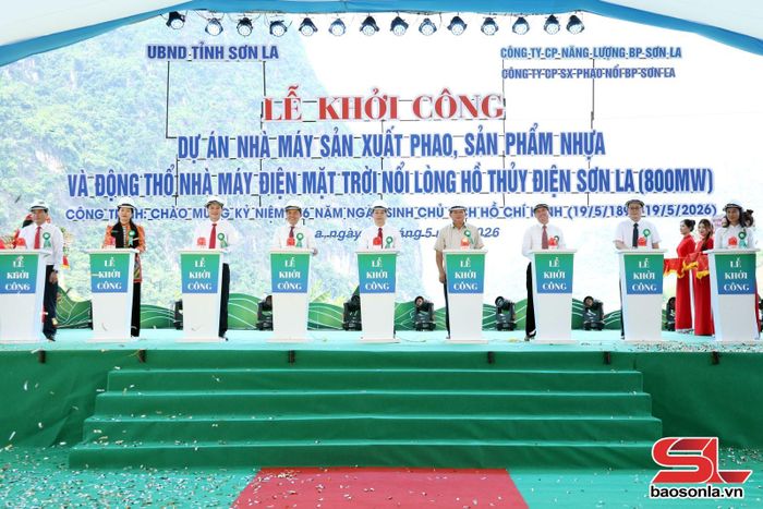 Khởi công Nhà máy sản xuất phao và sản phẩm nhựa; động thổ Dự án điện mặt trời nổi lòng hồ thủy điện Sơn La 800 MW. Ảnh: PV