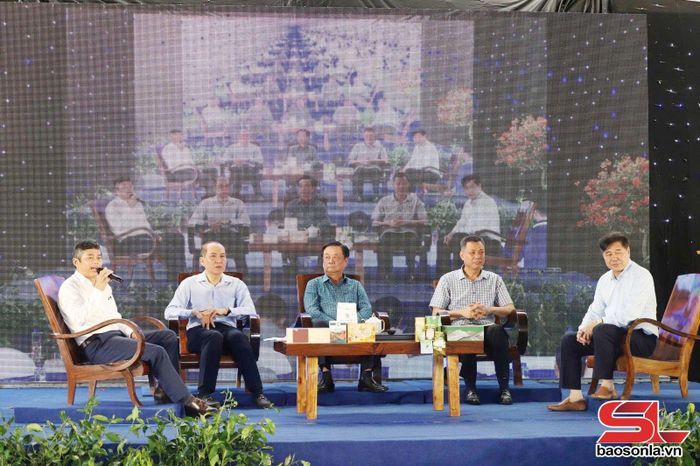 Các đại biểu tham gia tọa đàm “Người nông dân chuyên nghiệp: Tư duy mới - Cách làm mới - Giá trị mới”.