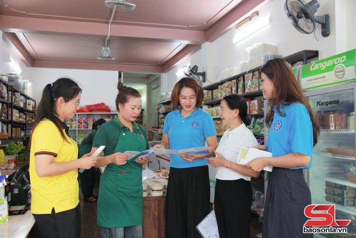 Nhân viên BHXH tỉnh và các tổ chức dịch vụ thu tuyên truyền về chính sách của BHYT cho các chủ hộ kinh doanh trên địa bàn phường Tô Hiệu.