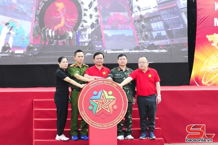 Đại biểu tại điểm cầu tỉnh Sơn La thực hiện nghi thức hưởng ứng Tháng hành động phòng, chống ma túy năm 2026.