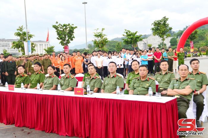Đại biểu tham dự Lễ mít tinh.