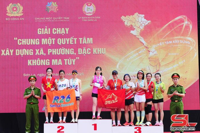 Ban tổ chức trao giải cho các VĐV nữ đạt thành tích cao.