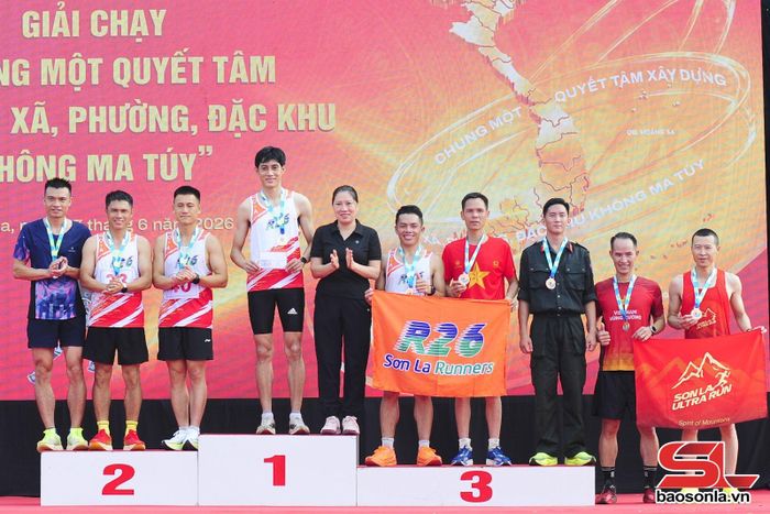 Ban tổ chức trao giải cho các VĐV nam đạt thành tích cao.