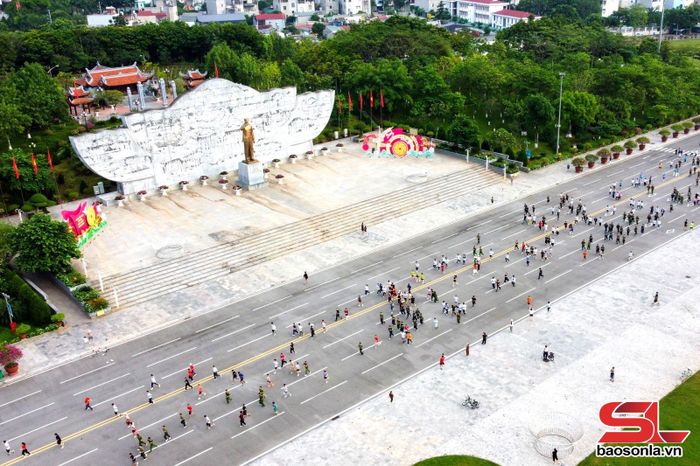 Cung đường chạy qua Quảng trường Tây Bắc.