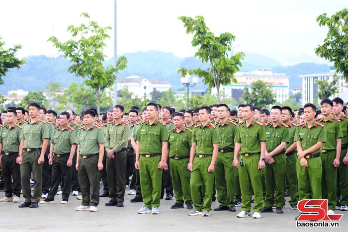 Các cán bộ, chiến sĩ Công an tỉnh Sơn La tham dự lễ mít tinh. 