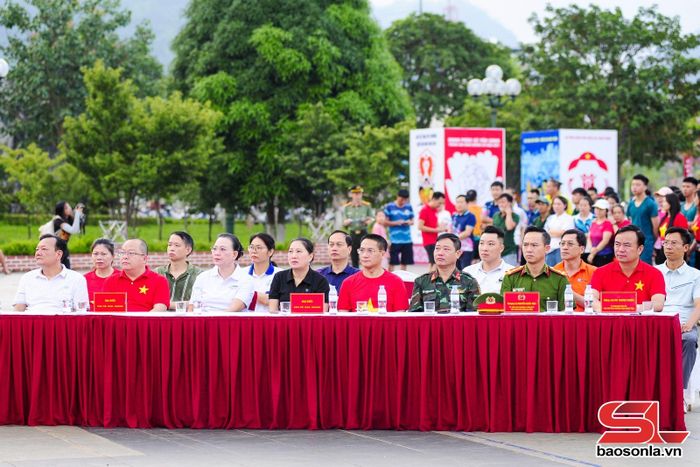 Đại biểu tham dự Lễ mít tinh tại điểm cầu Sơn La.