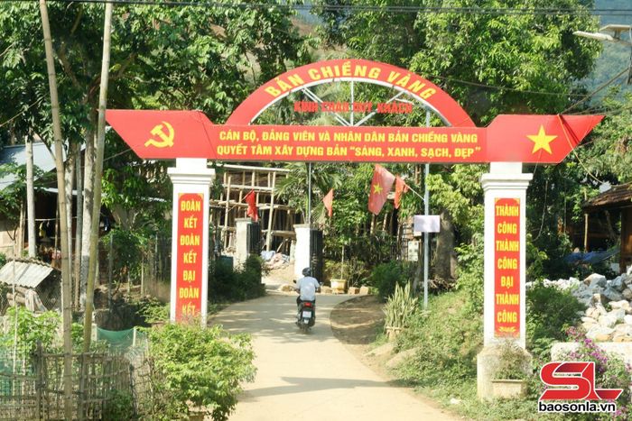 Cổng chào bản Chiềng Vàng.