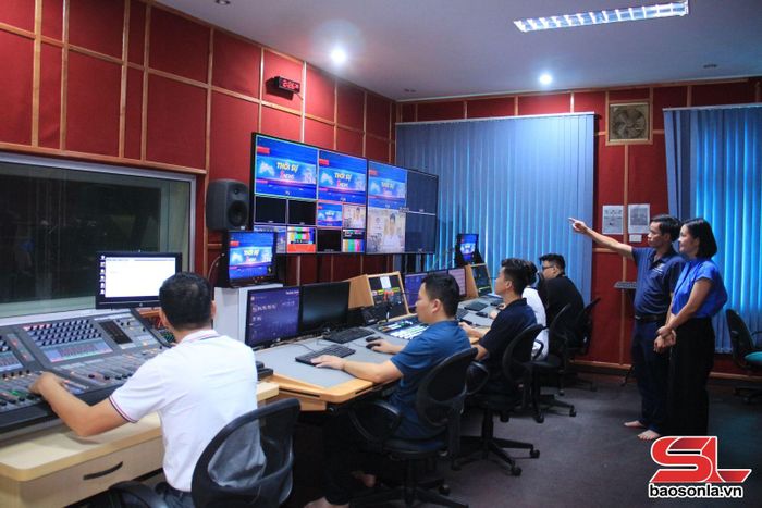 Bộ phận kỹ thuật xử lý hậu kỳ chương trình truyền hình. Ảnh PV