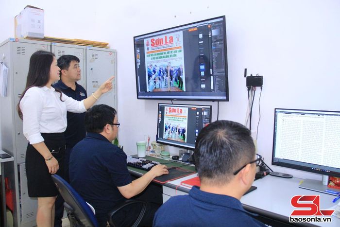 Chế bản báo in tại Phòng Báo in và Điện tử. Ảnh PV