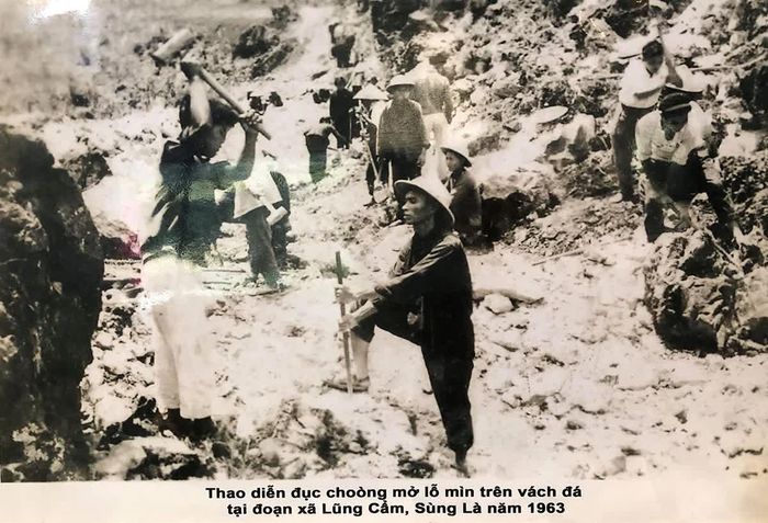 Thanh niên xung phong mở đường Hạnh Phúc với các công cụ thô sơ qua Sủng Là.