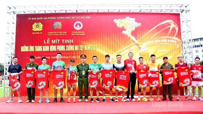 Lãnh đạo Công an tỉnh trao quà và chúc mừng các vận động viên có thành tích tốt.
