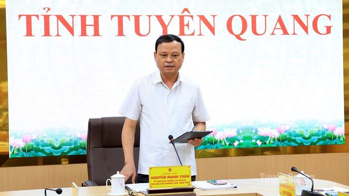 Đồng chí Nguyễn Mạnh Tuấn, Ủy viên Ban Thường vụ Tỉnh ủy, Phó Chủ tịch thường trực UBND tỉnh phát biểu tham luận tại điểm cầu Tuyên Quang.