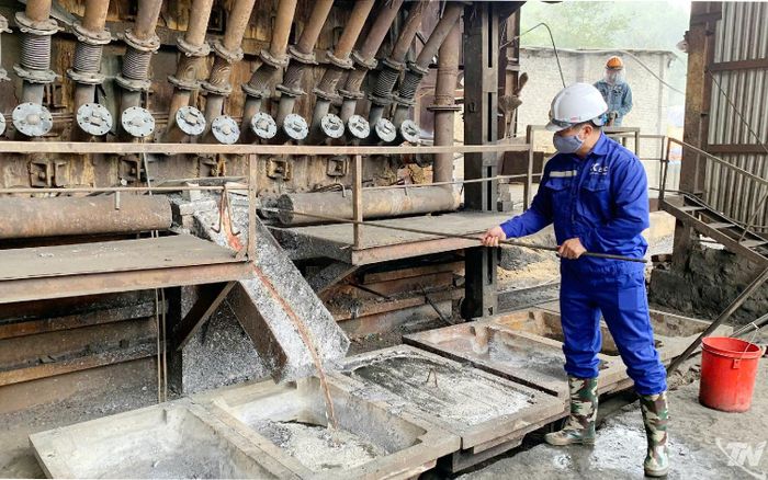 Sản xuất công nghiệp và chế biến khoáng sản góp phần tạo việc làm ổn định cho lao động địa phương.