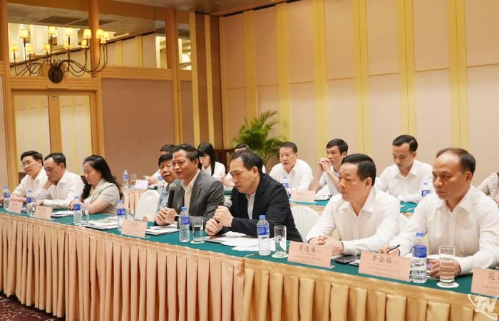 Đồng chí Vương Quốc Tuấn trao đổi tại buổi làm việc.