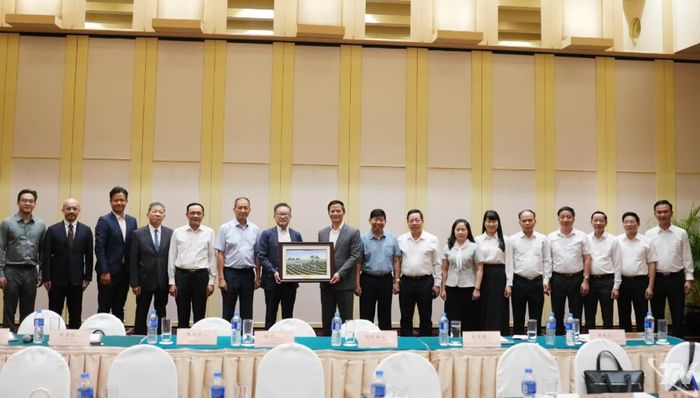 Các đại biểu chụp ảnh lưu niệm.