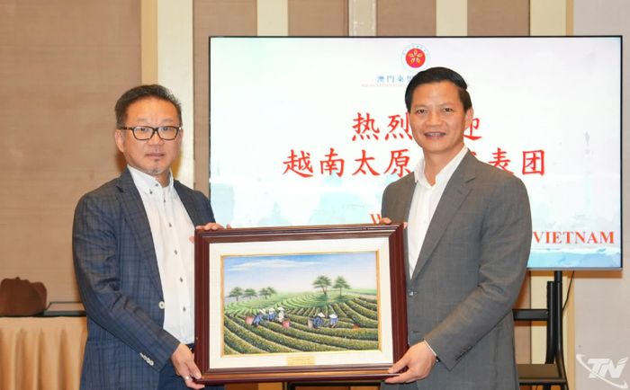 Đồng chí Chủ tịch UBND tỉnh Thái Nguyên tặng quà Chủ tịch Phòng Thương mại Quốc tế ASEAN Macao, Trung Quốc.