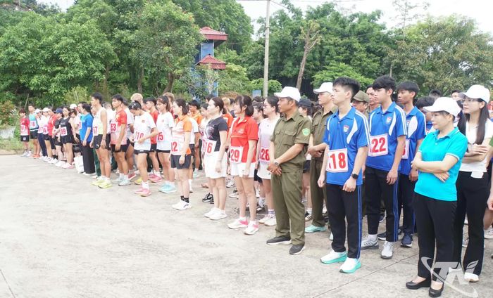 Đông đảo cán bộ, công chức, lực lượng vũ trang và nhân dân địa phương hưởng ứng tham gia.