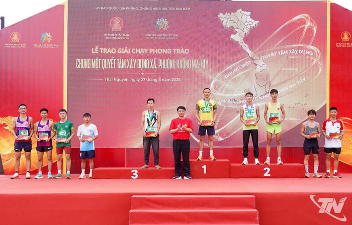 Đồng chí Phó Chủ tịch UBND Nông Quang Nhất trao Giải cho các vận động viên nam xuất sắc.