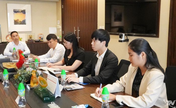 Lãnh đạo Tập đoàn Sunwah trao đổi tại buổi làm việc.