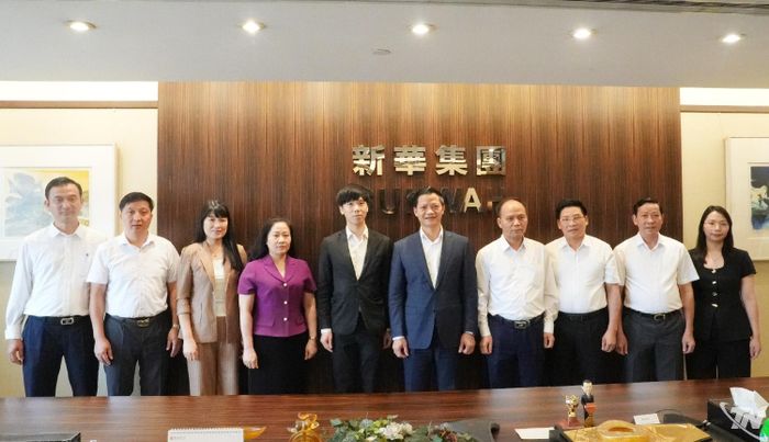 Các đại biểu chụp ảnh lưu niệm tại buổi làm việc.