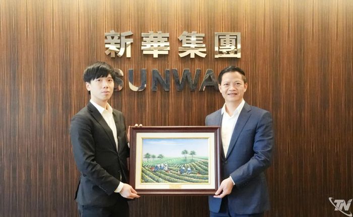 Đồng chí Chủ tịch UBND tỉnh Thái Nguyên Vương Quốc Tuấn tặng quà lãnh đạo Tập đoàn Sunwah.
