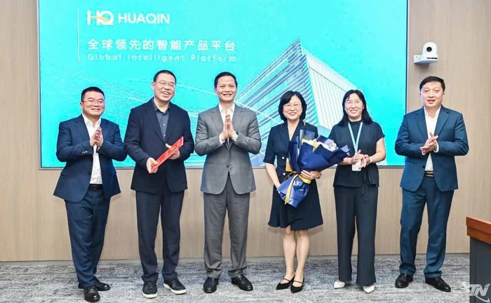 Đồng chí Vương Quốc Tuấn, Ủy viên Trung ương Đảng, Phó Bí thư Tỉnh ủy, Chủ tịch UBND tỉnh Thái Nguyên Trao giấy chứng nhận đầu tư cho Công ty Cổ phần công nghệ HUAQIN.