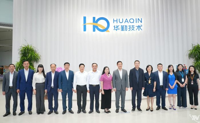 Các đại biểu chụp ảnh lưu niệm.
