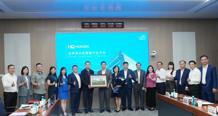 Đồng chí Chủ tịch UBND tỉnh Thái Nguyên tặng quà Công ty Cổ phần công nghệ HUAQIN.