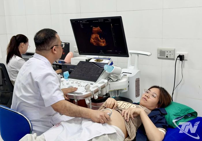 Các y bác sĩ siêu âm Doppler màu 5D đánh giá hình thái thai nhi.
