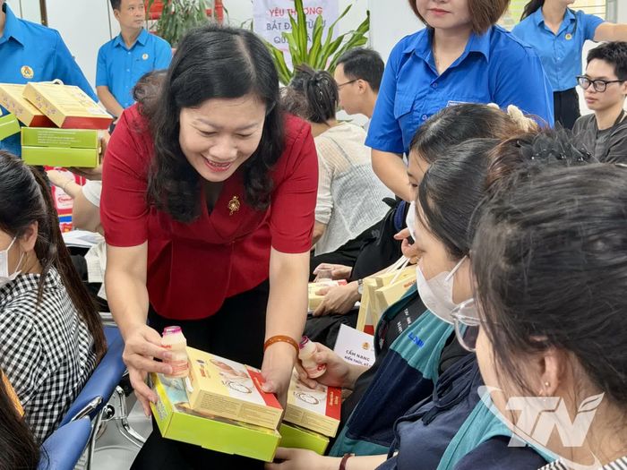 Đồng chí Mai Thị Thúy Nga, Phó Chủ tịch HĐND tỉnh tặng quà cho các nữ CNVCLĐ tham gia chương trình.