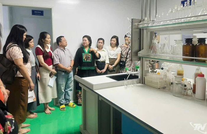 Đại diện các HTX tham quan, học tập kinh nghiệm tại Công ty Cổ phần Công nghệ Dược liệu Bắc Hà.