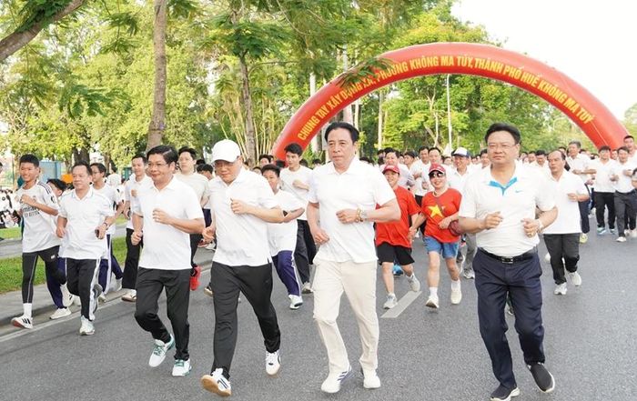  Lãnh đạo TP. Huế cùng đông đảo người dân tham gia Giải chạy hưởng ứng với chủ đề "Chung một quyết tâm xây dựng xã, phường không ma túy" 
